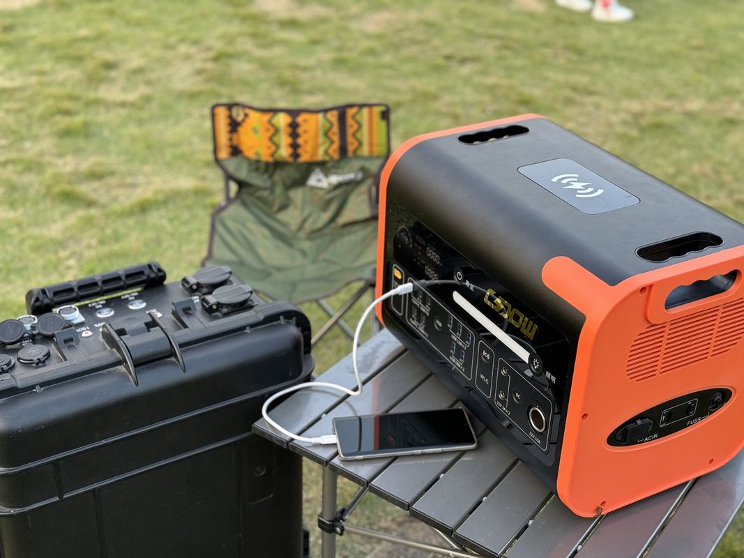 Σύνθετο 2200W φορητό ηλιακό αποθηκευτικό σταθμό ηλεκτρικής ενέργειας Προσαρμογή κατά το αίτημά σας